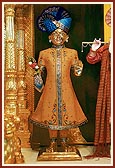 Shri Harikrishna Maharaj adorned in sandalwood paste (chandan)