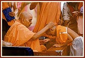 Swamishri gives janoi to brahmin boys