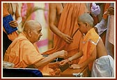 Swamishri gives janoi to brahmin boys