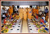 Children welcome Swamishri in the mandir