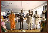 Performs murti-pratishtha arti