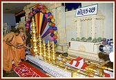 Swamishri performs the murti-pratishtha rituals for BAPS hari mandirs of Min Kachchh and Gandev