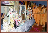 Swamishri performs the murti-pratishtha rituals for BAPS hari mandirs of Min Kachchh and Gandev