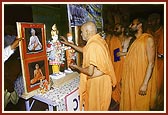 Swamishri performs the murti-pratishtha rituals for BAPS hari mandirs of Min Kachchh and Gandev