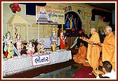 Swamishri performs the murti-pratishtha rituals for BAPS hari mandirs of Bhinar and Mahudi 