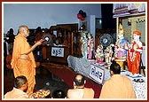 Swamishri performs the murti-pratishtha rituals for BAPS hari mandirs of Bhinar and Mahudi 