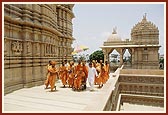 Swamishri performs mandir pradakshina 