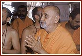 Swamishri engaged in Thakorji's darshan 