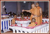 Swamishri performs abhishek of Shri Nilkanth Varni