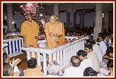 Swamishri blesses the devotees by showering flower petals