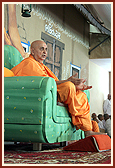 Swamishri blesses the assembly