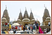 Swamishri arrives at Tithal Mandir 
