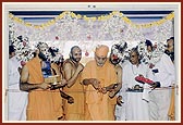 Amongs Vedic chantings Swamishri inaugurates Sant Nivas