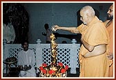 Swamishri performs abhishek of Shri Nilkanth Varni