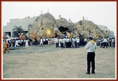 Swamishri inaugurates Admin. Block of Shri Swaminarayan Vidyamandir 