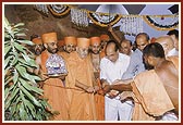 Swamishri inaugurates Admin. Block of Shri Swaminarayan Vidyamandir 