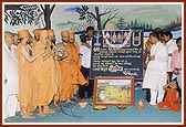 Swamishri blesses the students