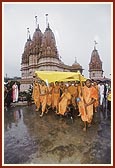 Swamishri returns after having darshan of Thakorji 