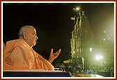 Swamishri blesses the evening satsang assembly