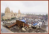 Suddenly the rain starts during Swamishri's puja