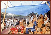 Swamishri continues his morning puja in the rain