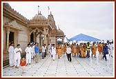 Swamishri arrives for Thakorji's darshan 