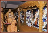 Swamishri performs murti-pratishtha ceremony