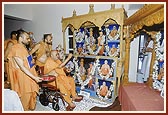 Swamishri performs murti-pratishtha ceremony