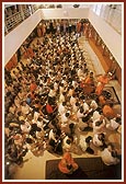 Swamishri performs murti-pratishtha arti 