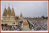 Swamishri arrives for his morning puja