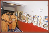 Swamishri performs murti-pratishtha ceremony 