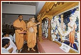 Swamishri performs murti-pratishtha ceremony 