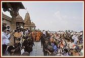 Children welcome Swamishri on Bal Din