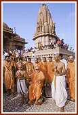 Swamishri blesses children after giving janoi
