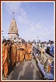 Swamishri performs pujan of ghar mandirs 