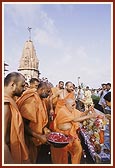 Swamishri performs pujan of ghar mandirs 