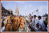 Swamishri performs pujan of ghar mandirs 