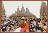 Swamishri departs from Tithal