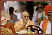 Swamishri humbly bows to the devotees 