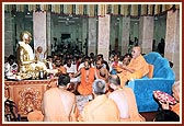 Swamishri performs the murti-pratishtha arti 