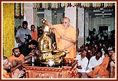 Swamishri performs abhishek