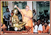 Swamishri performs the first abhishek with panchamrut