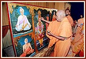 Swamishri performs the murti-pratishtha for a BAPS hari mandir in Modhera Road - a suburb of Mahesana