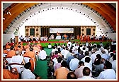 Swamishri, guests and devotees during the inauguration assembly