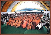 Swamishri, guests and devotees during the inauguration assembly