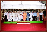 Dignitaries with Swamishri