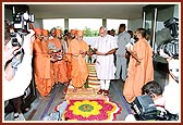 Swamishri and the Chief Minister inaugurate the school