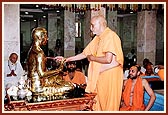 Swamishri performs the murti-pratishtha rituals 