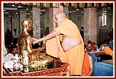 Swamishri performs the murti-pratishtha rituals 