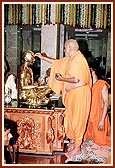 Swamishri performs the murti-pratishtha rituals 